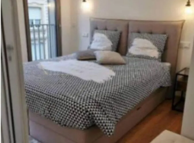 Beautiful 1 Bedroom Flat W Terrace&parking-75m Διαμέρισμα *