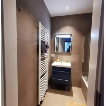 Beautiful 1 Bedroom Flat W Terrace&parking-75m 아파트